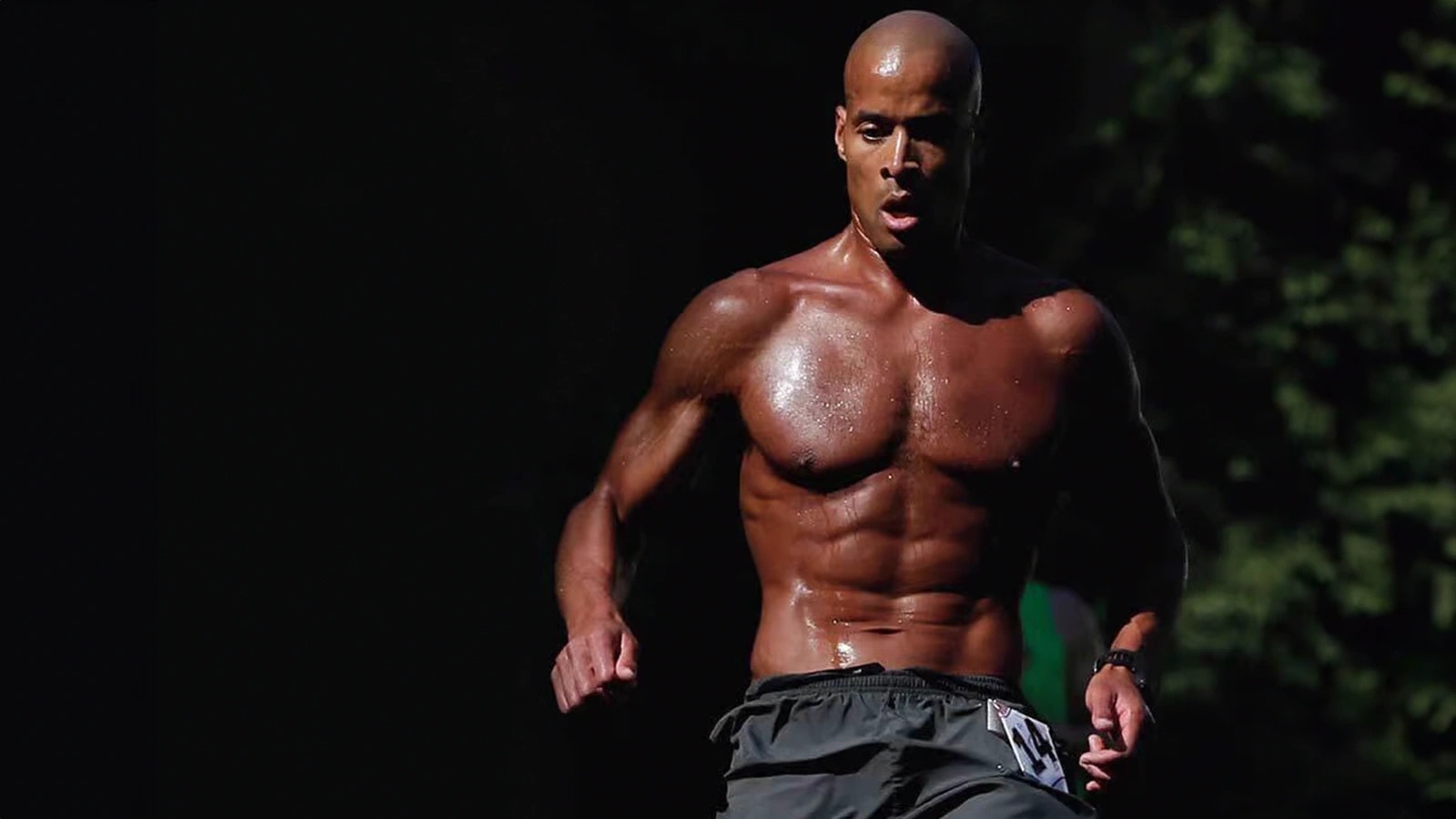 Bild von David Goggins beim training.