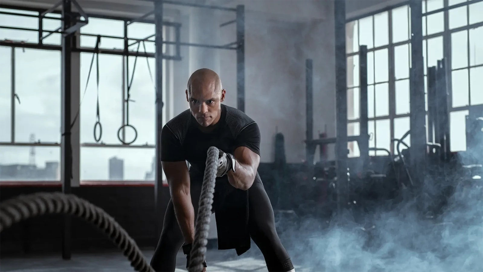 Bild von einem Mann, der für CrossFit trainiert.