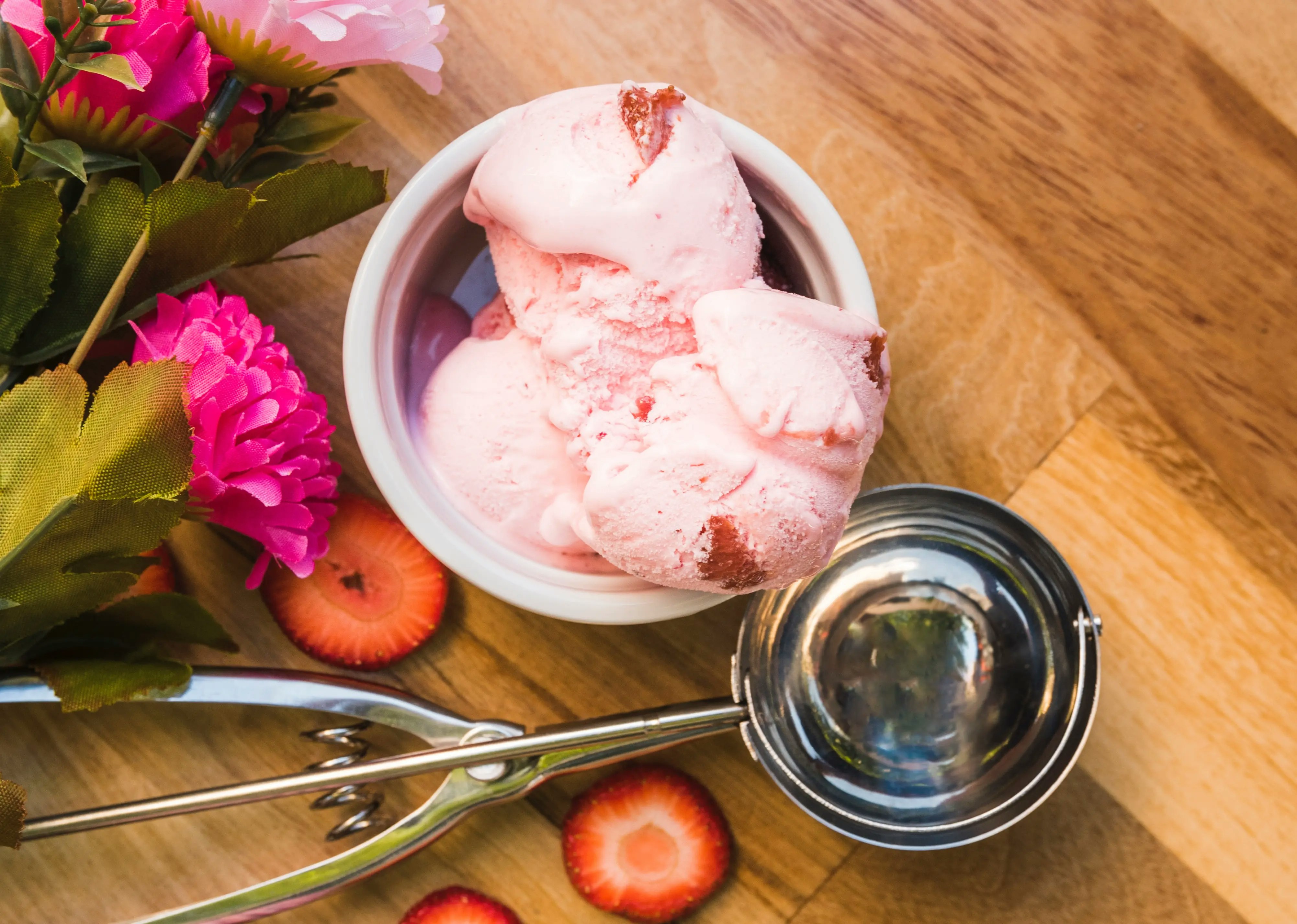 Protein Eis mit Erdbeergeschmack in einer Schale.