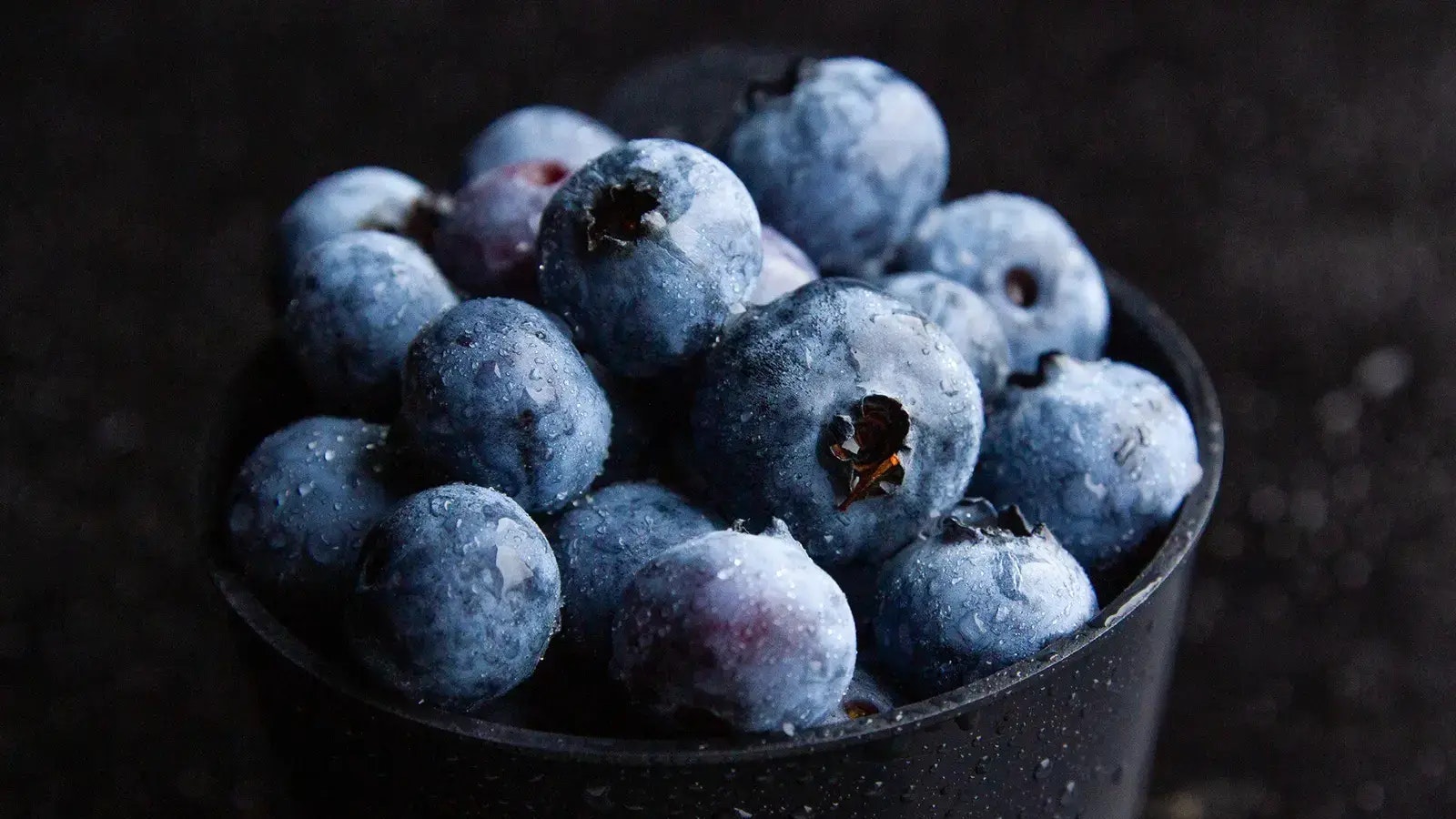 Ein Becher voll mit Blaubeeren.