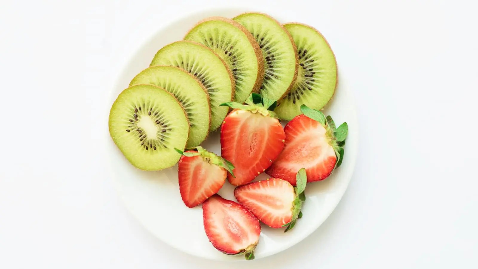 Der ESN Crank Booster "Biceps Battle" schmeckt nach Kiwi und Erdbeeren, weshalb die Früchte auf dem Bild zu sehen sind.