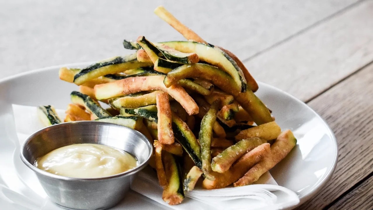 Bild von einem Teller voller Low Carb Pommes.