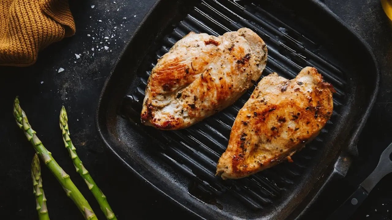 Bild von Hähnchenfleisch in einer Pfanne.
