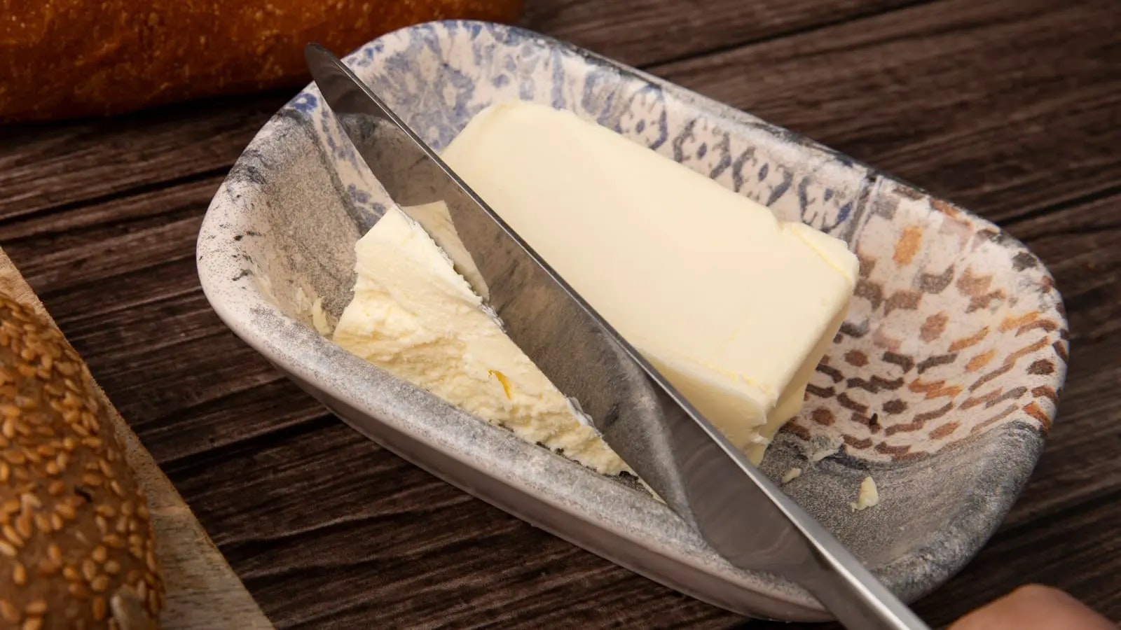 Bild von einem Block Butter und einem Messer.