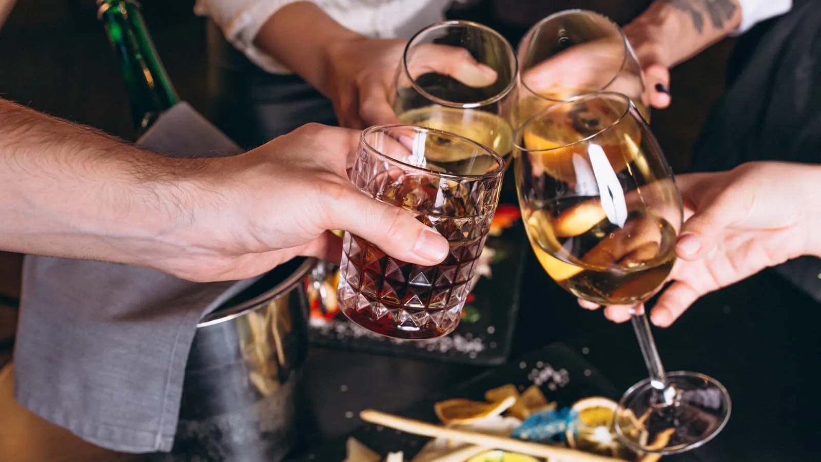 Bild mehrerer Personen, die mit Getränken anstoßen.
