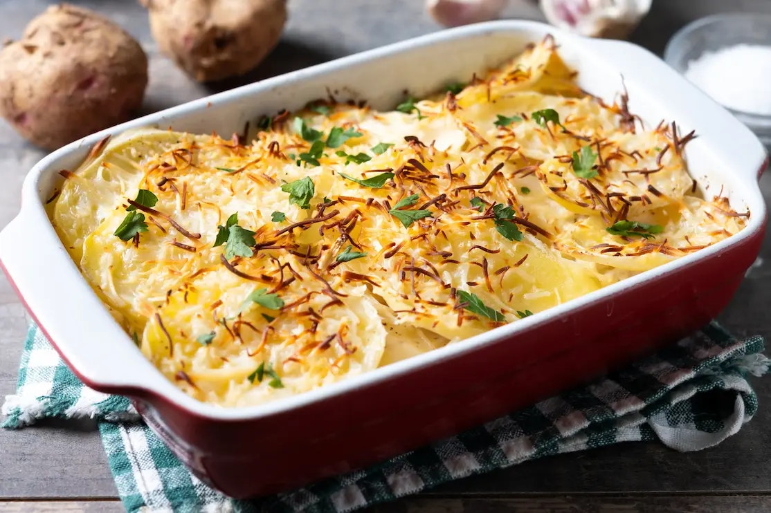 Ein Auflaufform mit low Carb und high protein kartoffelgratin