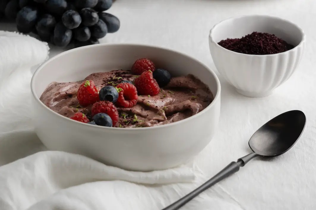 Eine Schale mit Schokoladen Mousse aus More Sahne von More Nutrition