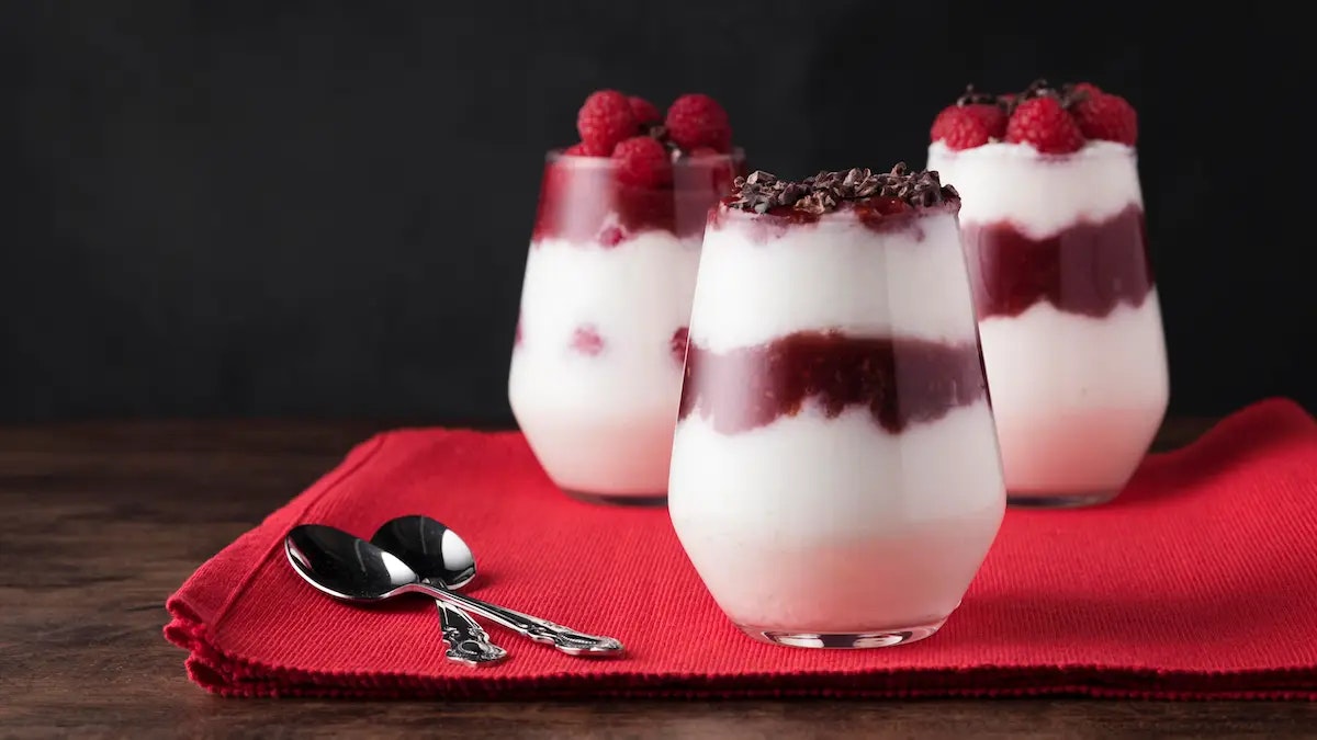 Drei Gläser Himbeer Parfait mit More Sahne von More Nutrition