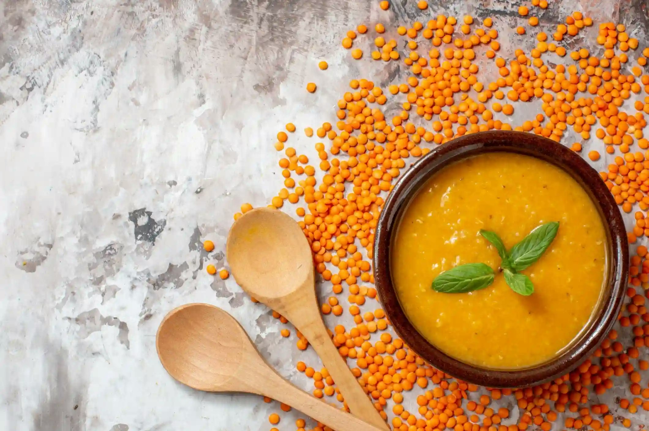 Linsensuppe gesund und high protein in einer Schale mit Holzlöffel