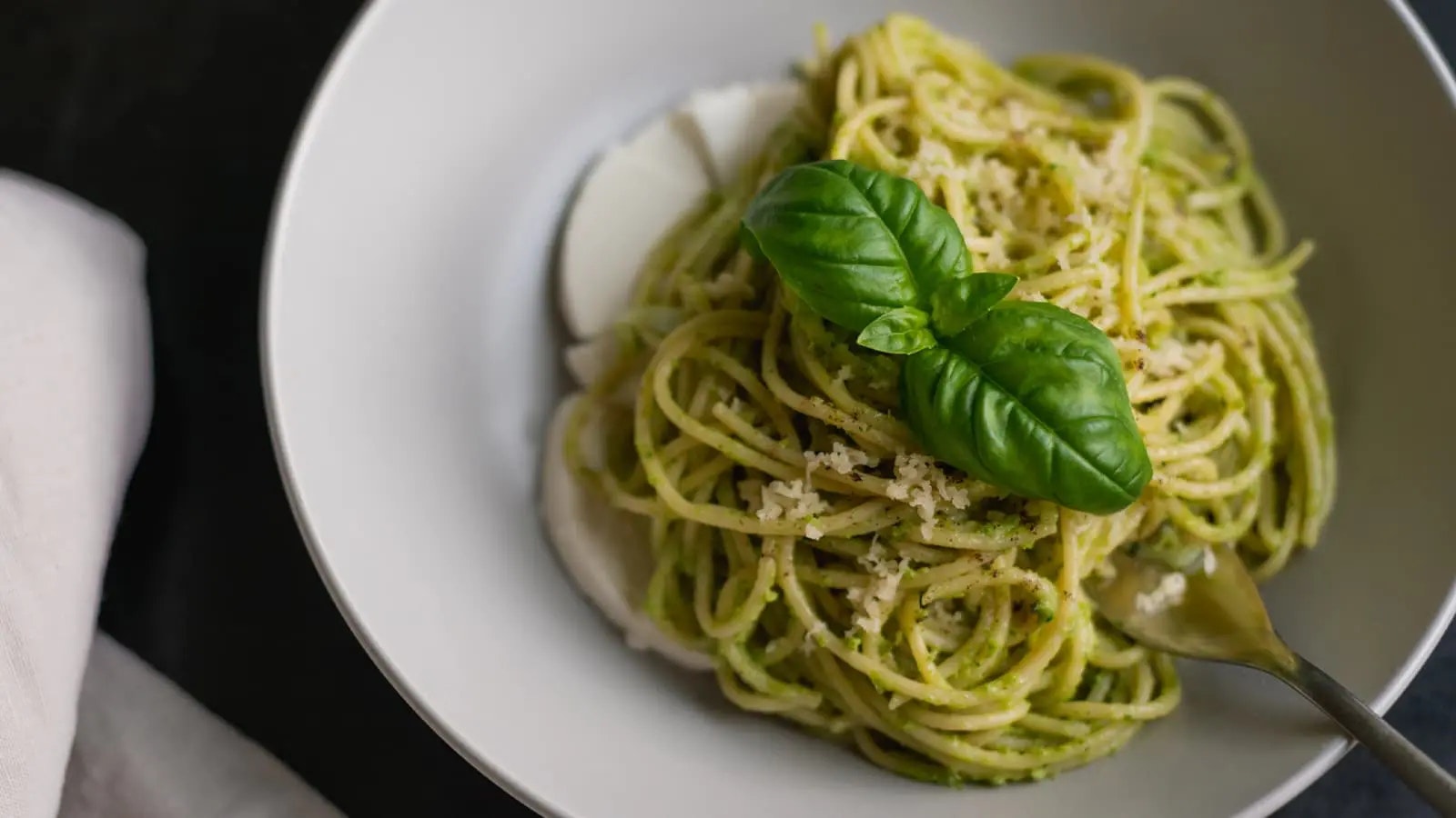 Ein Teller Low Carb Pasta mit Pesto.