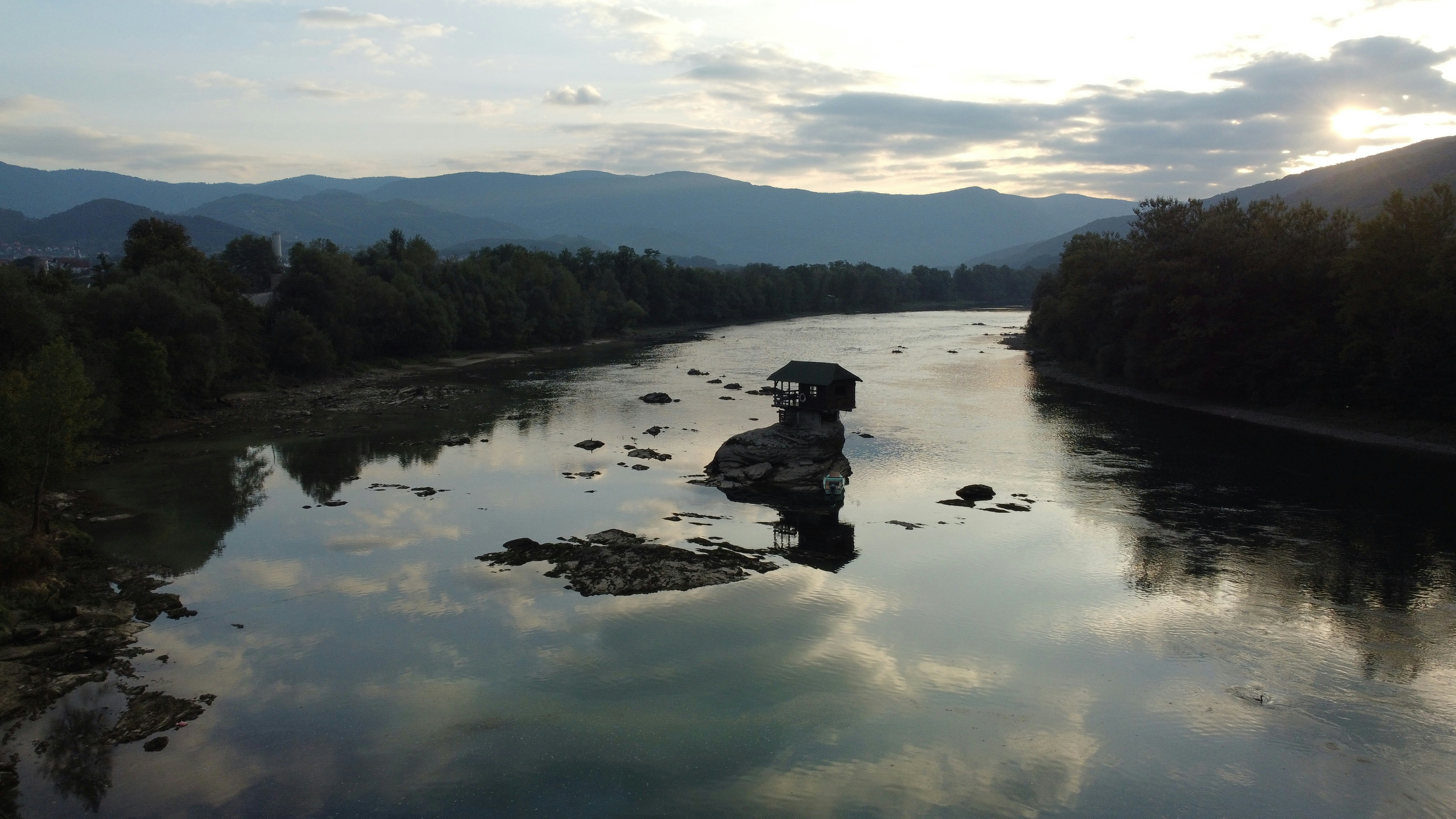 Drina river, downstream of Jadar river (Photo Credits Anton Lukin / Unsplash)