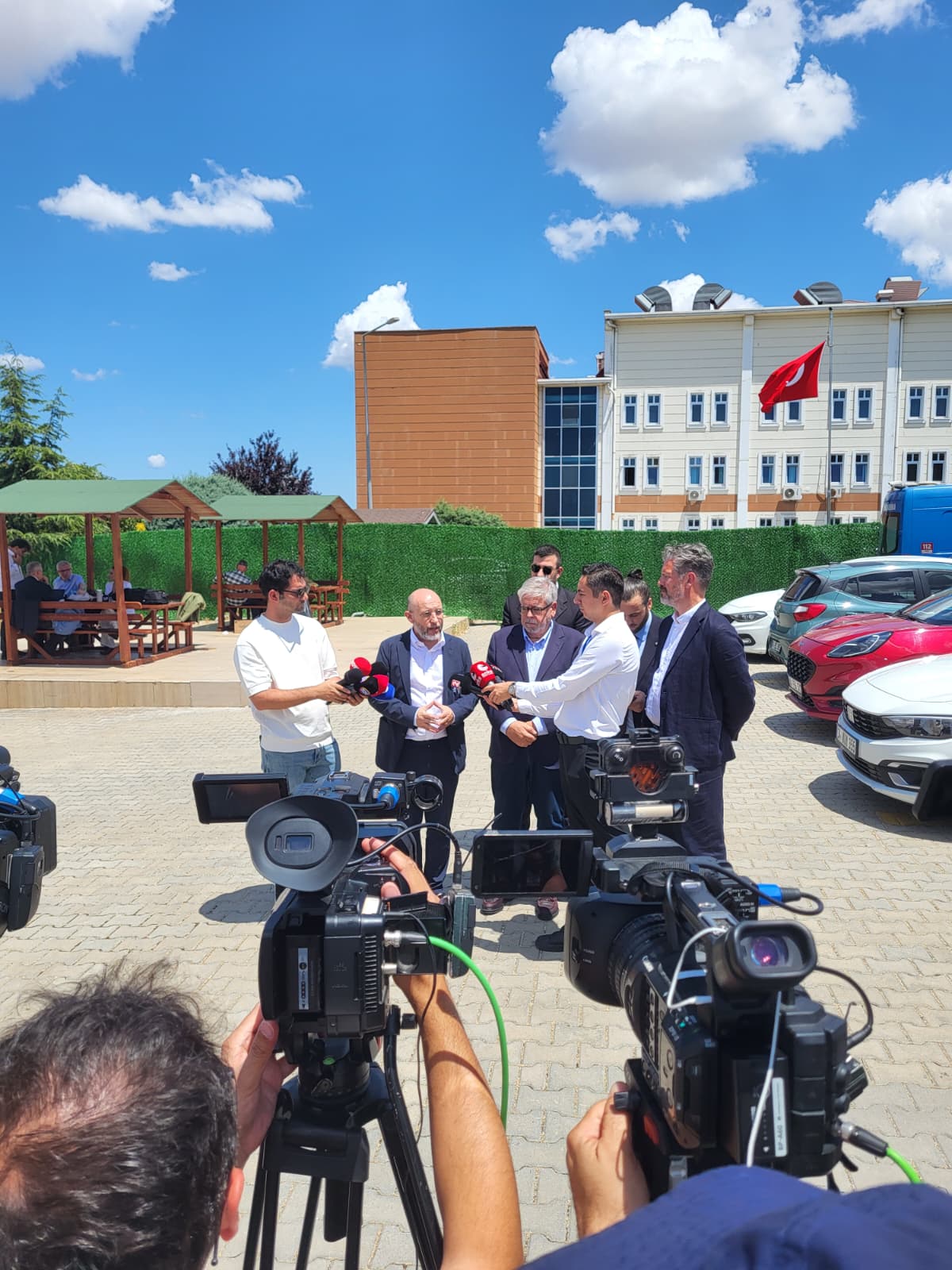 Rui Tavares in front of the prison where Imamoglu is trialed