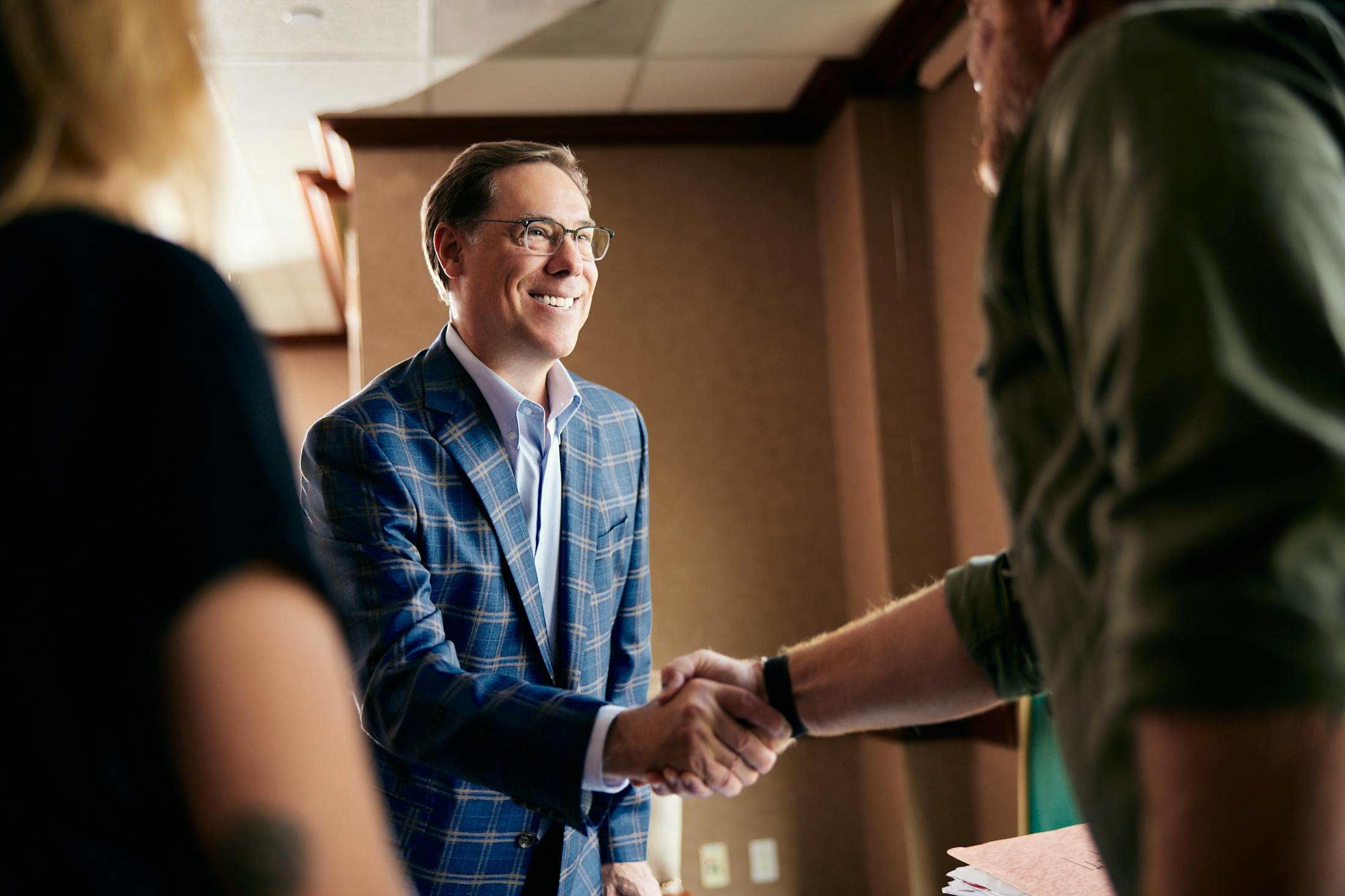 Glenn Cunningham, Texas attorney, shaking his clients hands