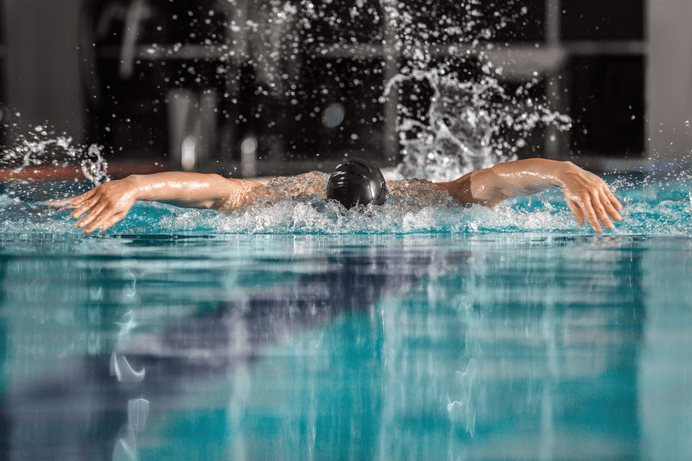 Atleta profissional nadador nado peito