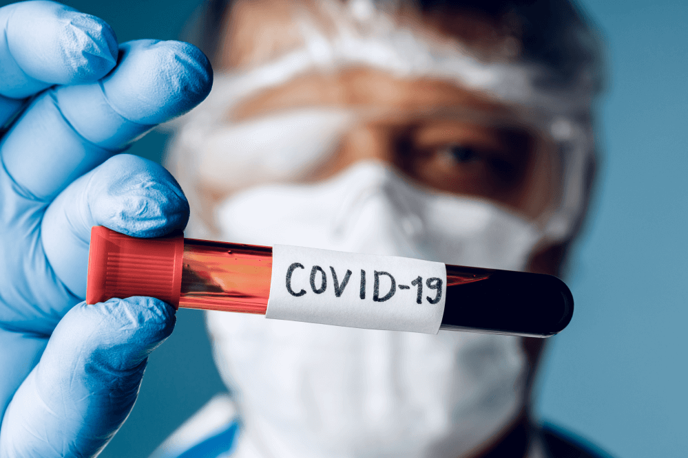 Cientista segurando sangue infectado por covid-19