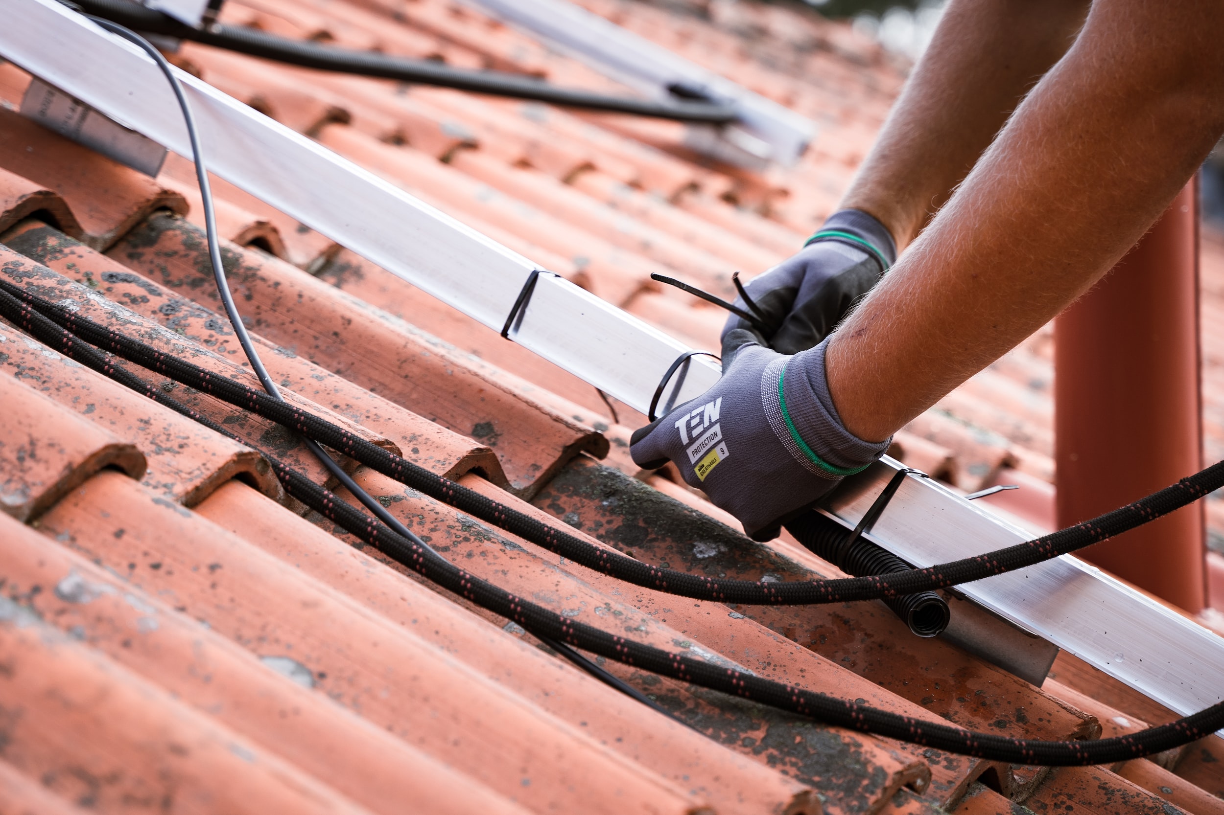 Handwerker montiert Gerüst