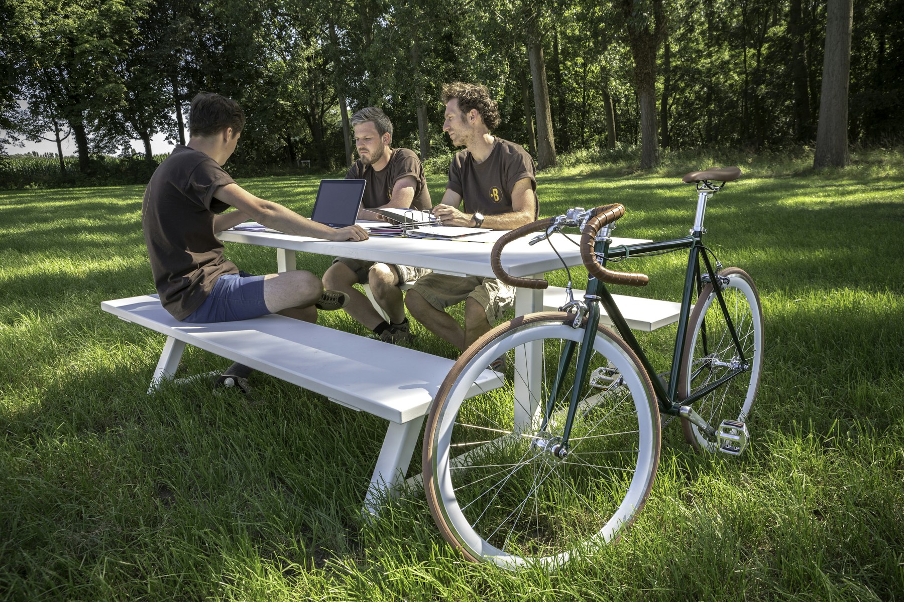 6 Items to Create the Perfect Outdoor Workspace | BuzziSpace
