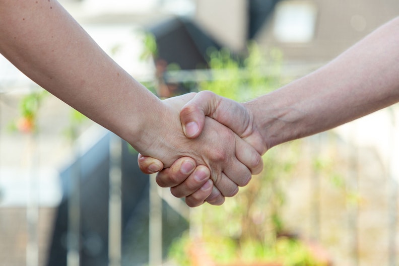 Zwei Hände in einem Handschlag