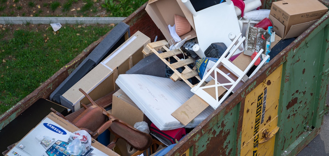 Abfall-Container Abfall-Container gefüllt mit Sperrmüll.