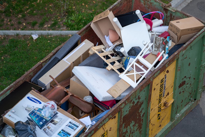Abfall-Container gefüllt mit Sperrmüll.