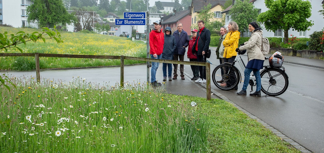 Lernen im Grünen Eine Menschengruppe lernt im Rahmen einer Exkursion die Biodiversitätsmassnahmen der Gemeinde kennen.