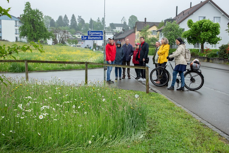 Eine Menschengruppe lernt im Rahmen einer Exkursion die Biodiversitätsmassnahmen der Gemeinde kennen.
