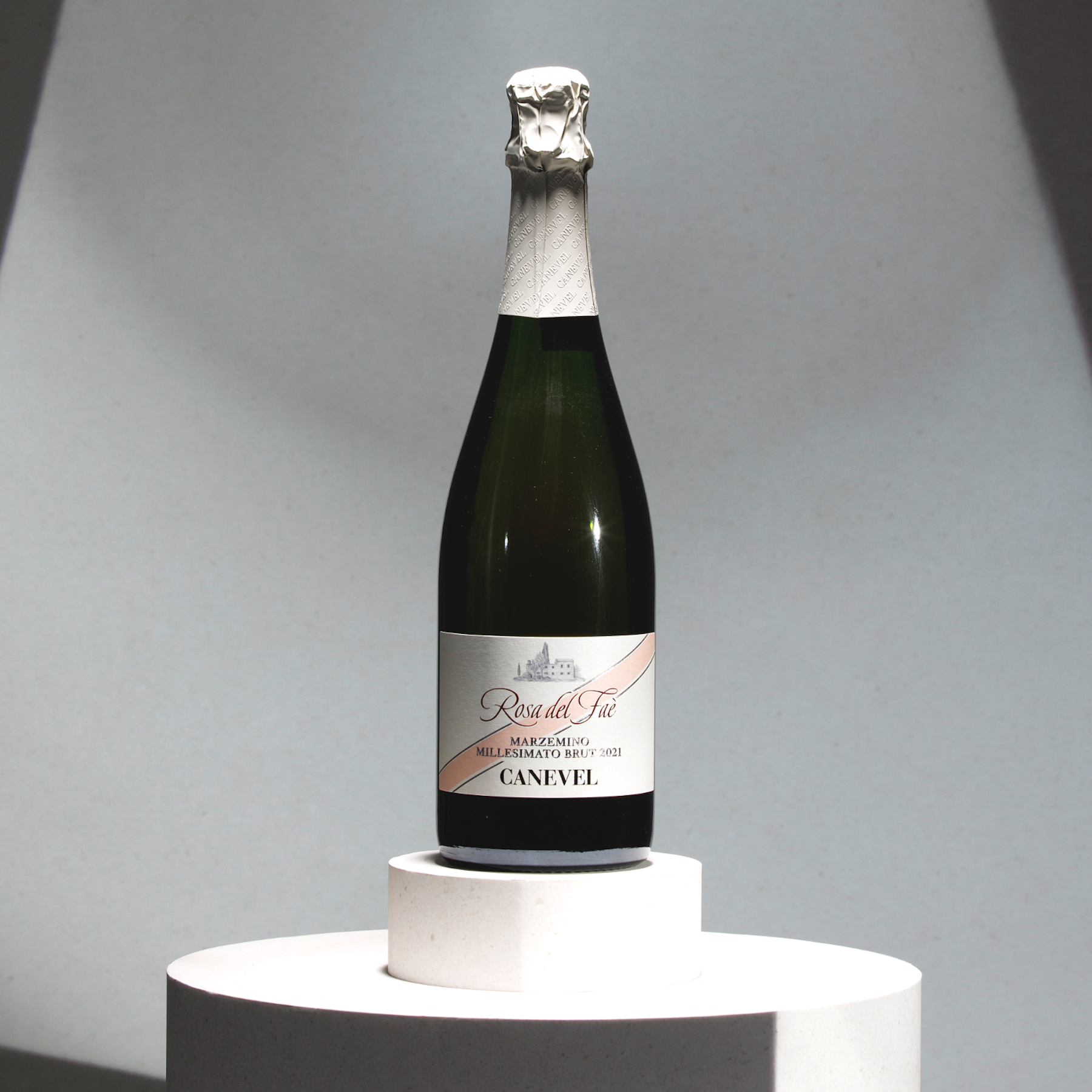  Spumante Rosé di Merzemino che presenta piacevole acidità ed eleganti note di rosa e frutti di bosco. Ideale come aperitivo e  spumante da tutto pasto.