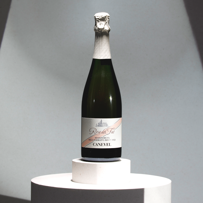  This is a rosé Spumante of Marzemino grape, has an attractive acidity and elegant hints of roses and berry fruit. Good both as an aperitif and the whole meal. 