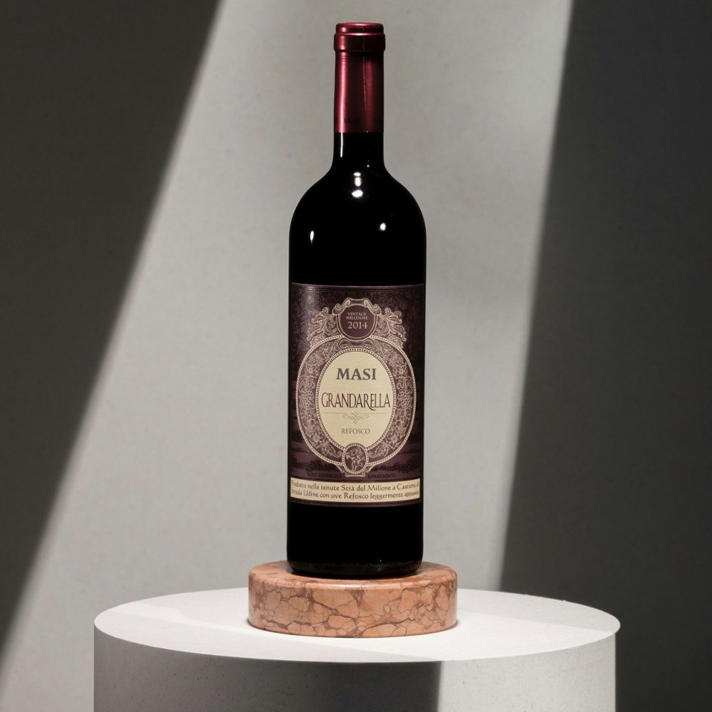 GRANDARELLA | Refosco delle Venezie IGT Aus Refosco-Trauben hergestellt, ist dies ein trockener, vollmundiger und komplexer Rotwein und eine moderne Interpretation der Appassimento-Technik.
