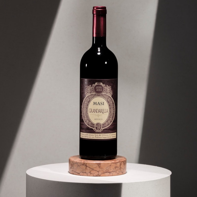 GRANDARELLA | Refosco delle Venezie IGT Aus Refosco-Trauben hergestellt, ist dies ein trockener, vollmundiger und komplexer Rotwein und eine moderne Interpretation der Appassimento-Technik.