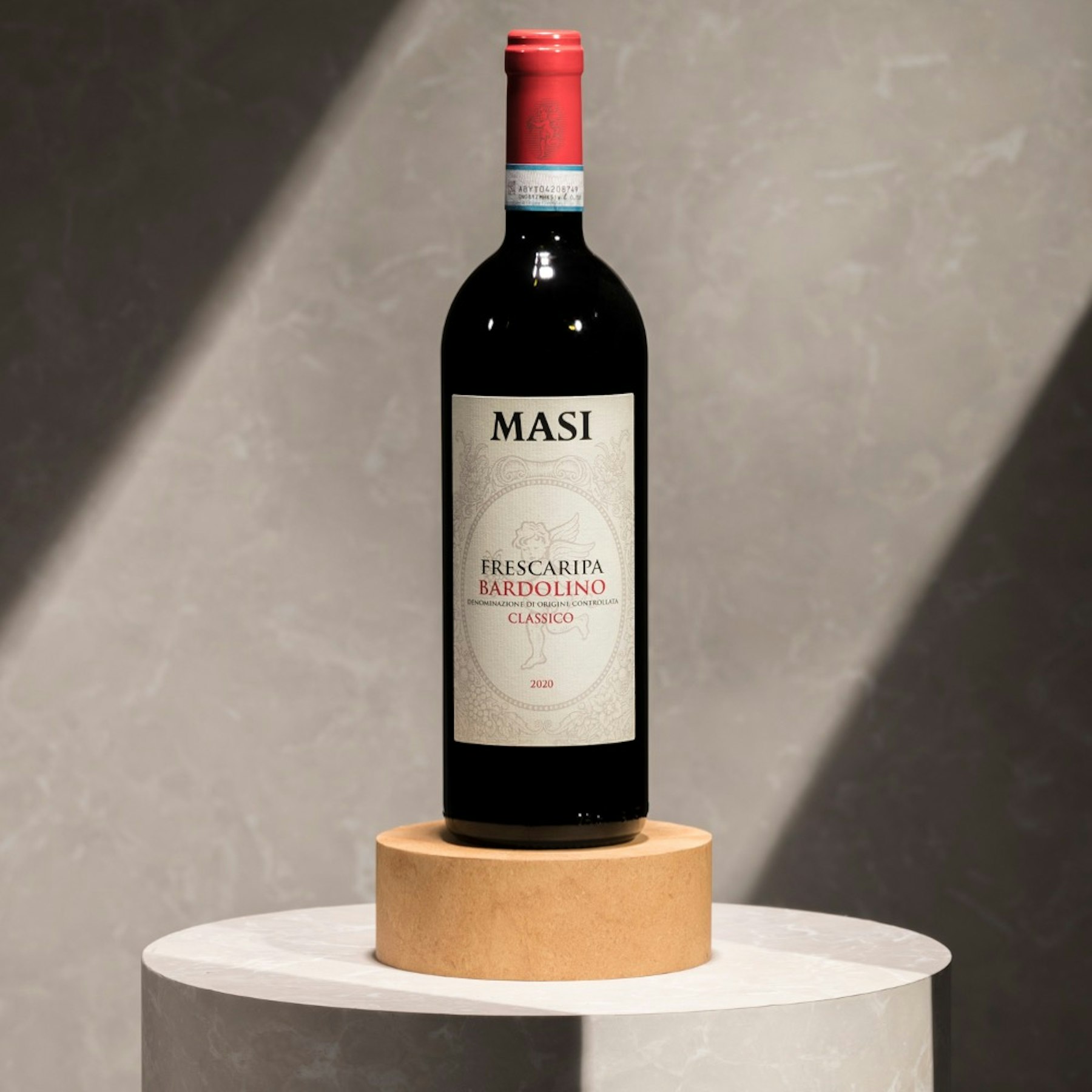  Ein "Klassiker" der Veroneser Tradition, modern interpretiert. Hergestellt mit Corvina, Rondinella und Molinara im Bardolino Classico-Gebiet. Licht.