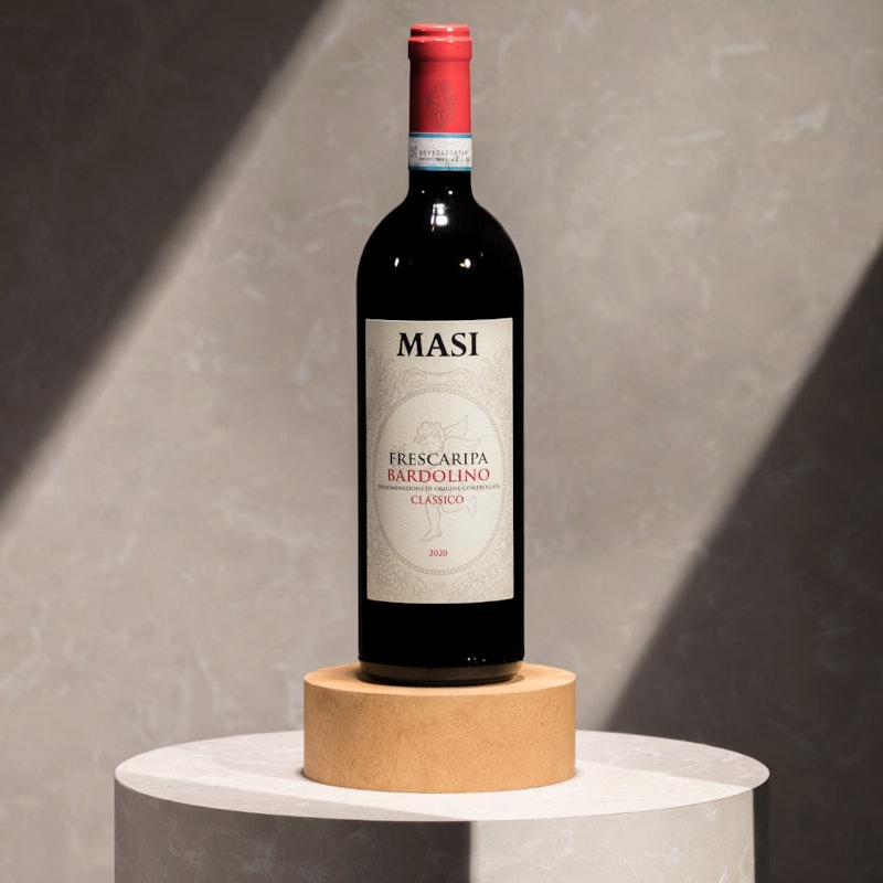  Un "classico" della tradizione veronese, intepretato in chiave moderna. Prodotto con Corvina, Rodinella e Molinara nella zona del Bardolino Classico. Leggero. 