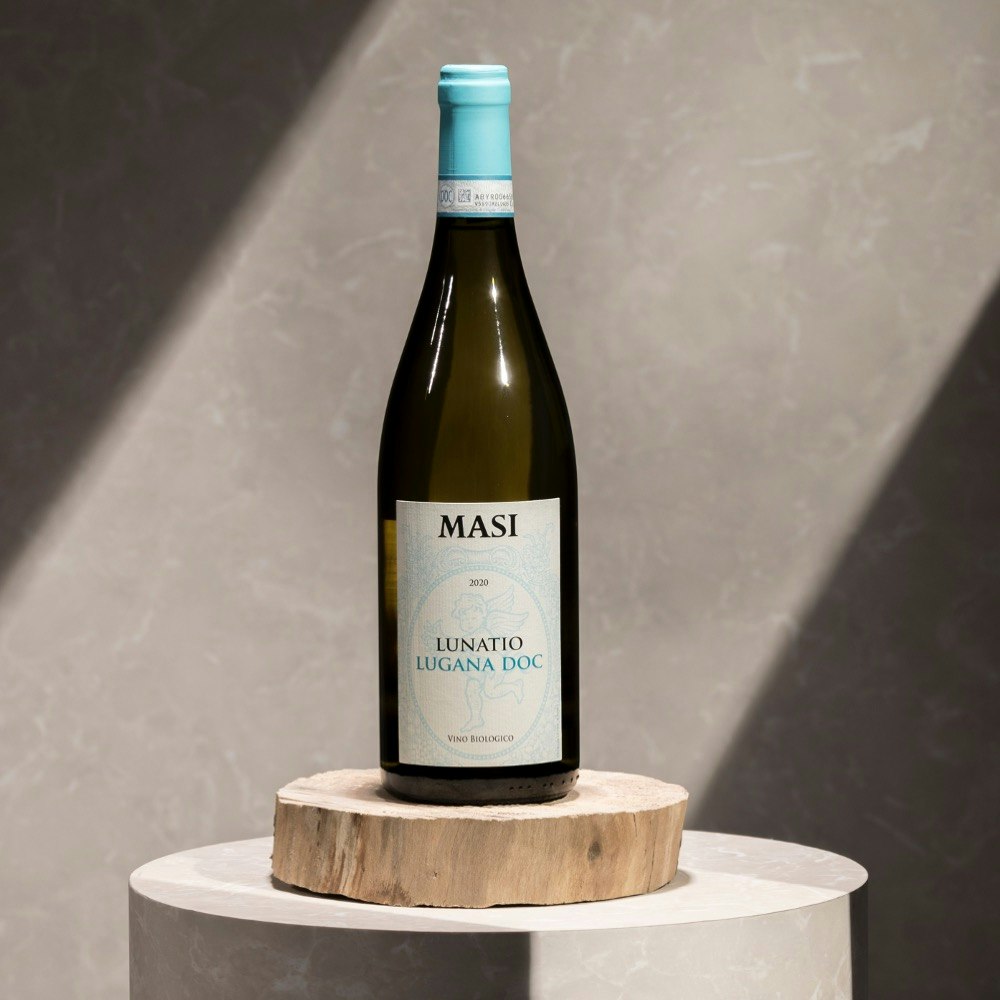 LUNATIO DI MASI | Lugana DOC | BIO A "classic" of the Veronese tradition, interpreted in a modern key. Produced with Trebbiano grapes in the historic area of Lugana on Lake Garda.
