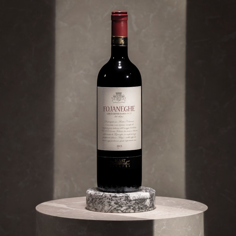  Primo esempio di uvaggio bordolese in Italia, nato nel 1961 grazie alla felice intuizione del Conte Federico. Da uve Merlot e Cabernet. Strutturato e vellutato.