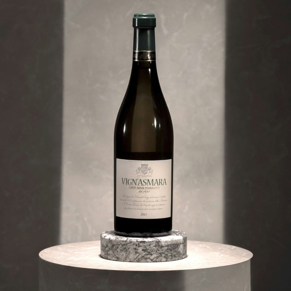 VIGN'ASMARA | Vigneti delle Dolomiti IGT Aus der Trentiner Tradition der Adelsfamilie Conti Bossi Fedrigotti stammt der Vign'Asmara mit Chardonnay-Trauben, der in Eichenfässern gereift ist.
