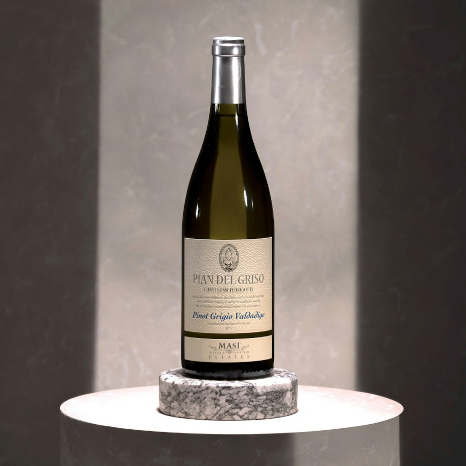 A white wine with a marked freshness and minerality, with fruity, intense and enveloping aromas and flavors. Produced from Pinot Grigio delle Venezie grapes.