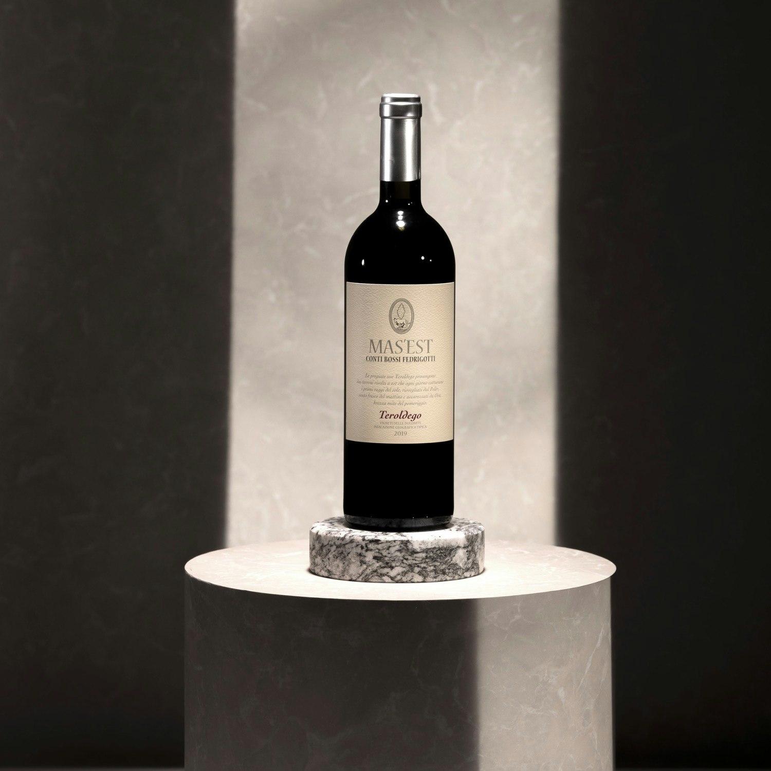 MAS'EST TEROLDEGO | Vigneti delle Dolomiti IGT A white wine with a marked freshness and minerality, with fruity, intense and enveloping aromas and flavors. Produced from Pinot Grigio delle Venezie grapes.