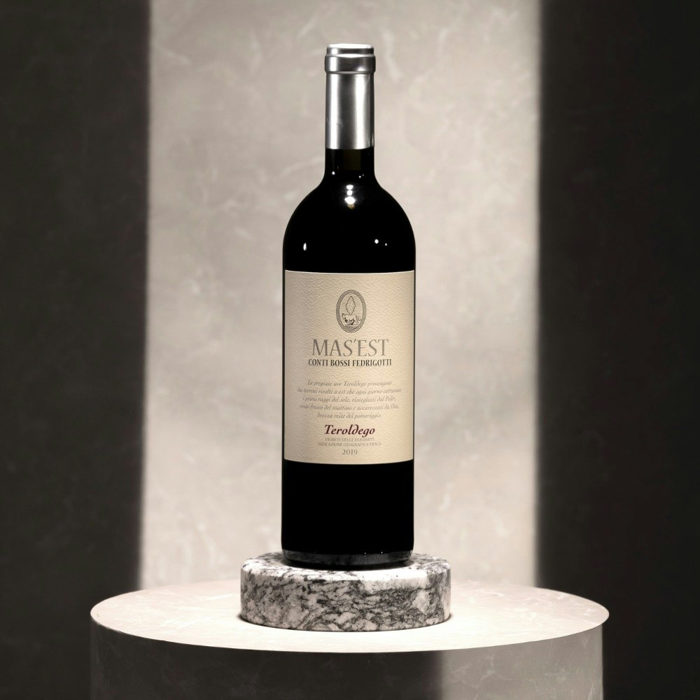 MAS'EST TEROLDEGO | Vigneti delle Dolomiti IGT A white wine with a marked freshness and minerality, with fruity, intense and enveloping aromas and flavors. Produced from Pinot Grigio delle Venezie grapes.