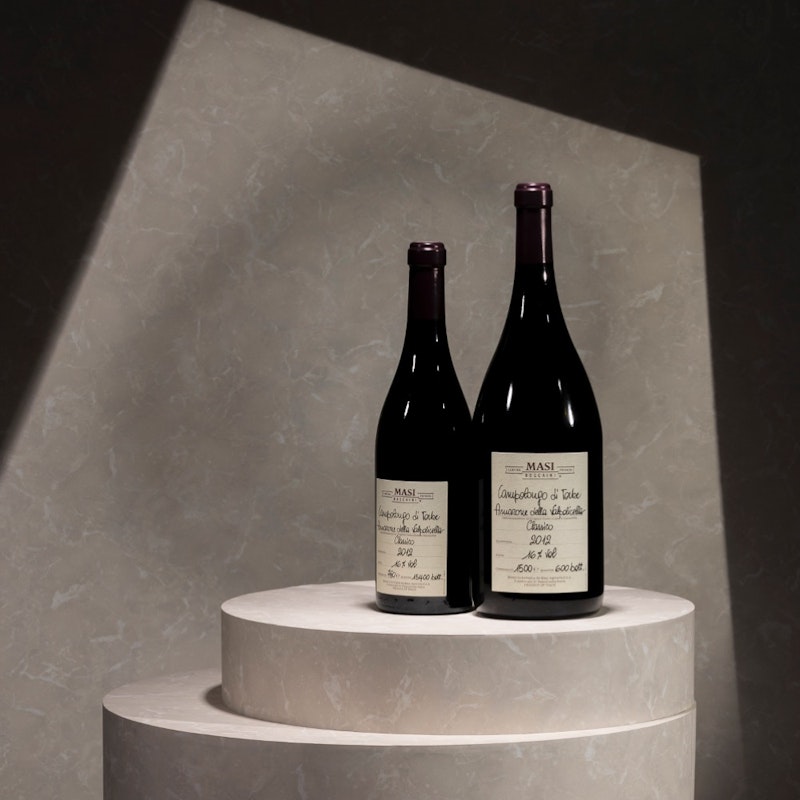  Elegante Amarone cru di Masi, è caratterizzato da aromi di mandorla e sentori di frutta cotta. Parte della collezione privata Boscaini, deriva da uve appassite.