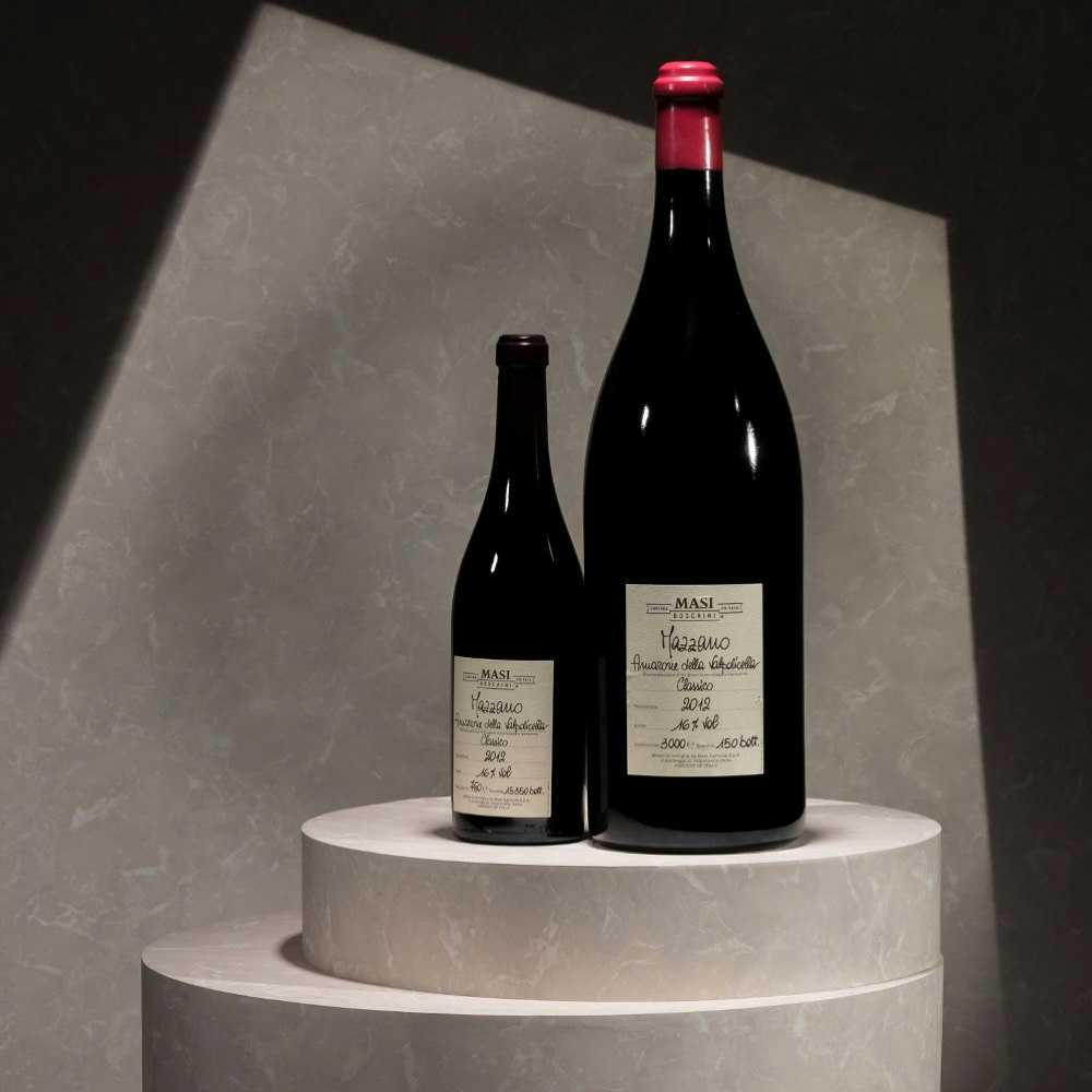 MAZZANO | Amarone Classico DOCG | JERÒBOAM Es ist ein strenger und majestätischer Wein. Es wird aus Trauben hergestellt, die traditionell in den Wintermonaten in Obsthäusern getrocknet werden.