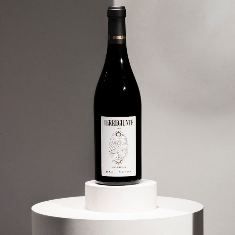 TERREGIUNTE | Vino d'Italia Terregiunte is a hymn to Made in Italy, an encounter of different cultures and territories, the hilly Masi vineyards and those raised in Alberobello in Puglia.