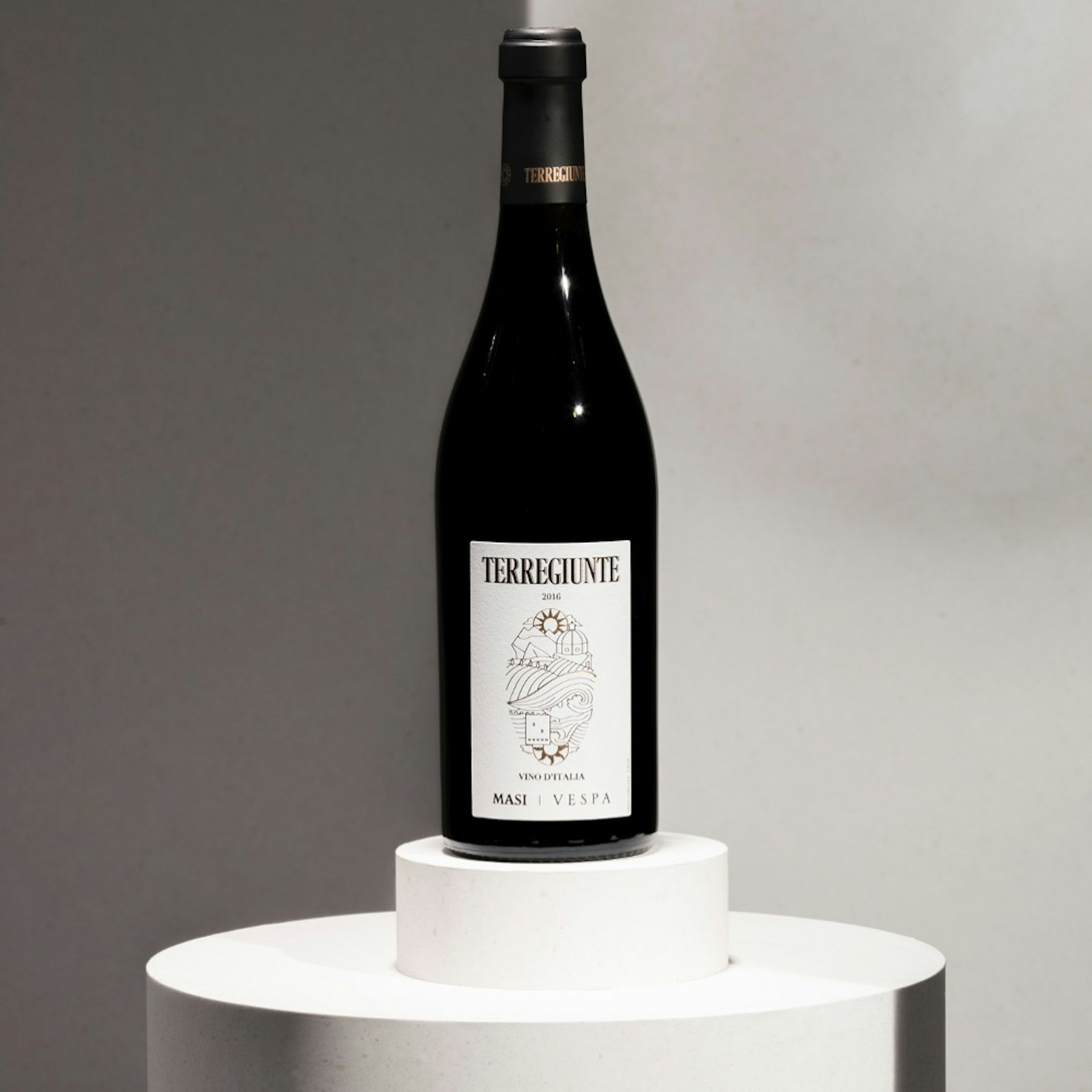  Terregiunte is a hymn to Made in Italy, an encounter of different cultures and territories, the hilly Masi vineyards and those raised in Alberobello in Puglia.