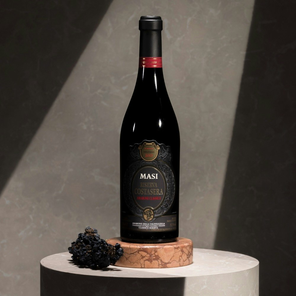 RISERVA COSTASERA 2015 | Amarone Classico DOCG Riserva Costasera, rappresenta una selezione speciale dell'iconico Amarone Costasera, arricchito dalla presenza dell’originale uva Oseleta, riscoperta da Masi.