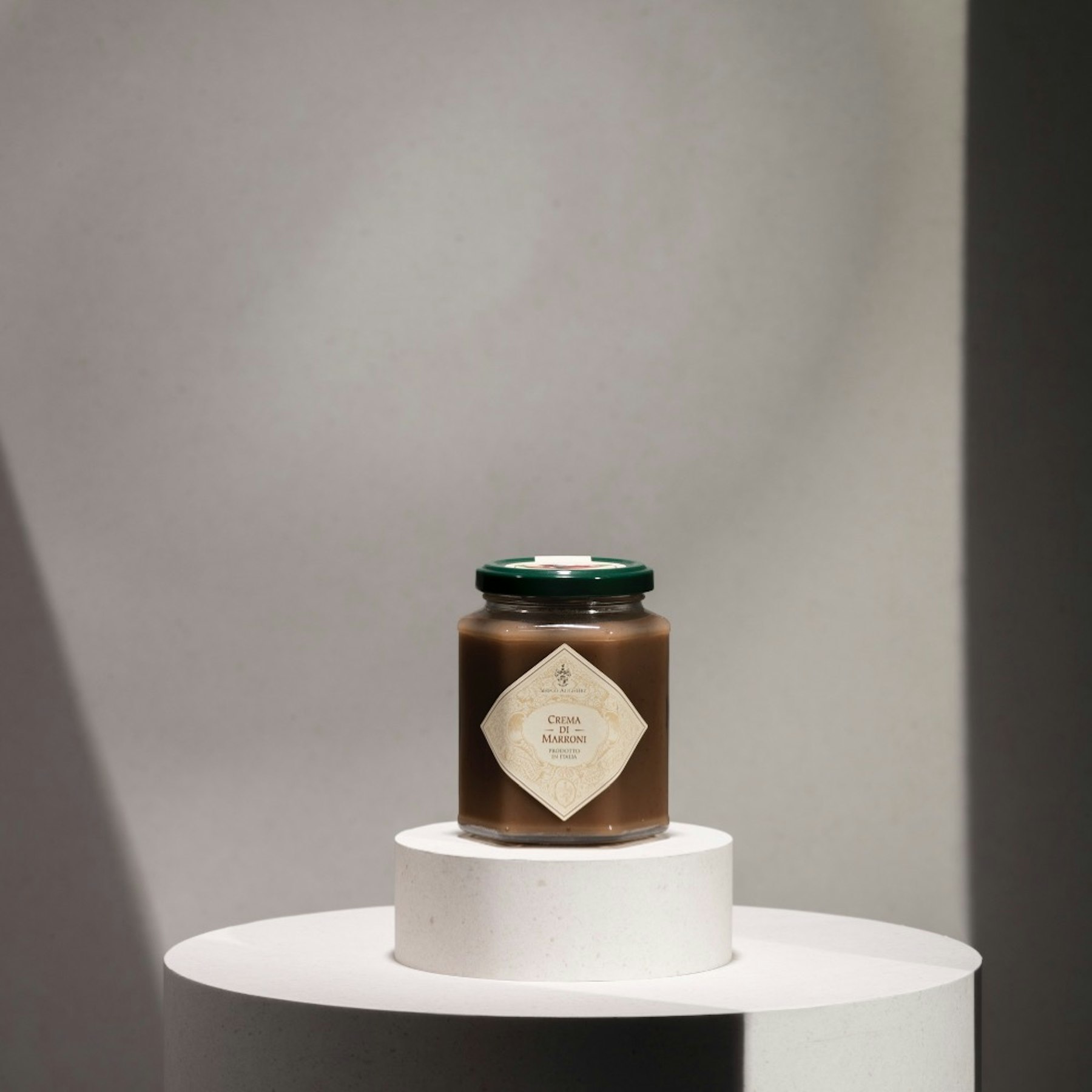   Morbida crema ottenuta da artigianalmente da castagne e arricchita con delicatia vaniglia