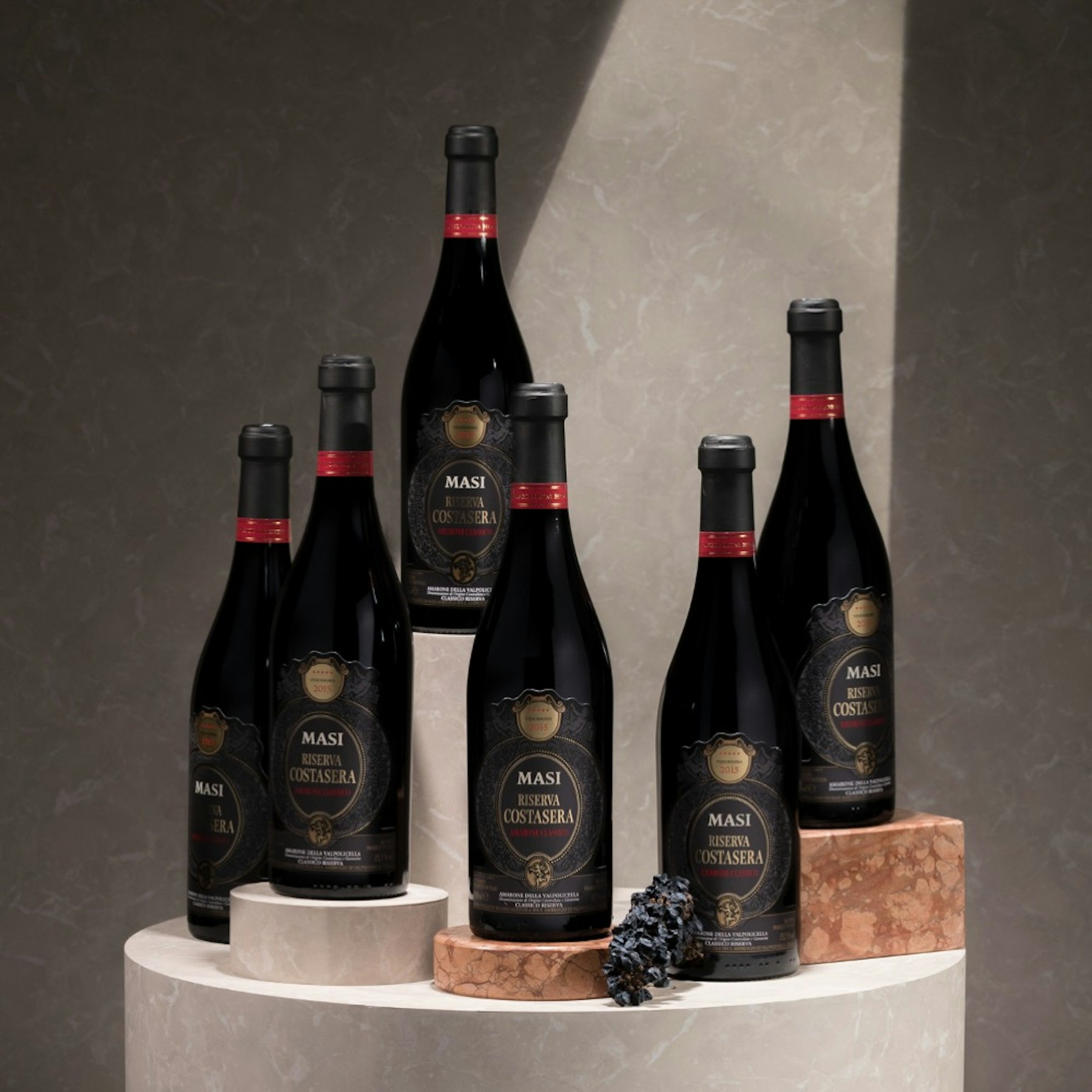  Riserva Costasera, rappresenta una selezione speciale dell'iconico Amarone Costasera, arricchito dalla presenza dell’originale uva Oseleta, riscoperta da Masi.