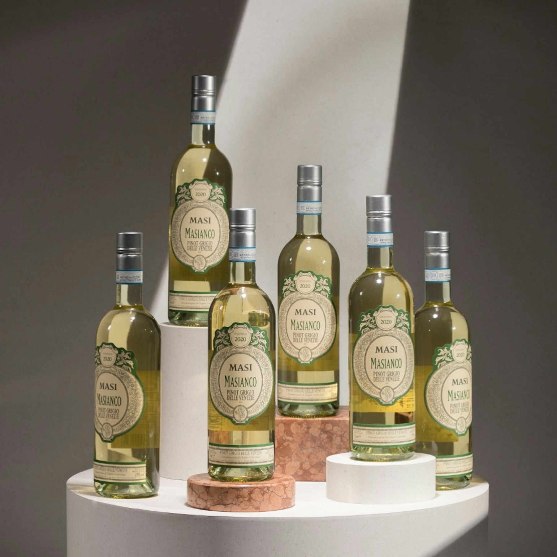  A fresh, aromatic and fruity white wine. It is the result of Pinot Grigio delle Venezie and the Appassimento tecnique applied. A "Supervenetian" personality. 