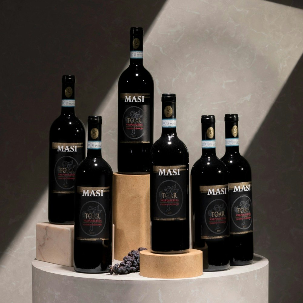 TOAR | Valpolicella Classico Superiore DOC | KASTEN Der Toar vereint den hingebungsvollen Charakter von Oseleta und die herzliche Sanftheit von Corvina. Elegant und fruchtig.