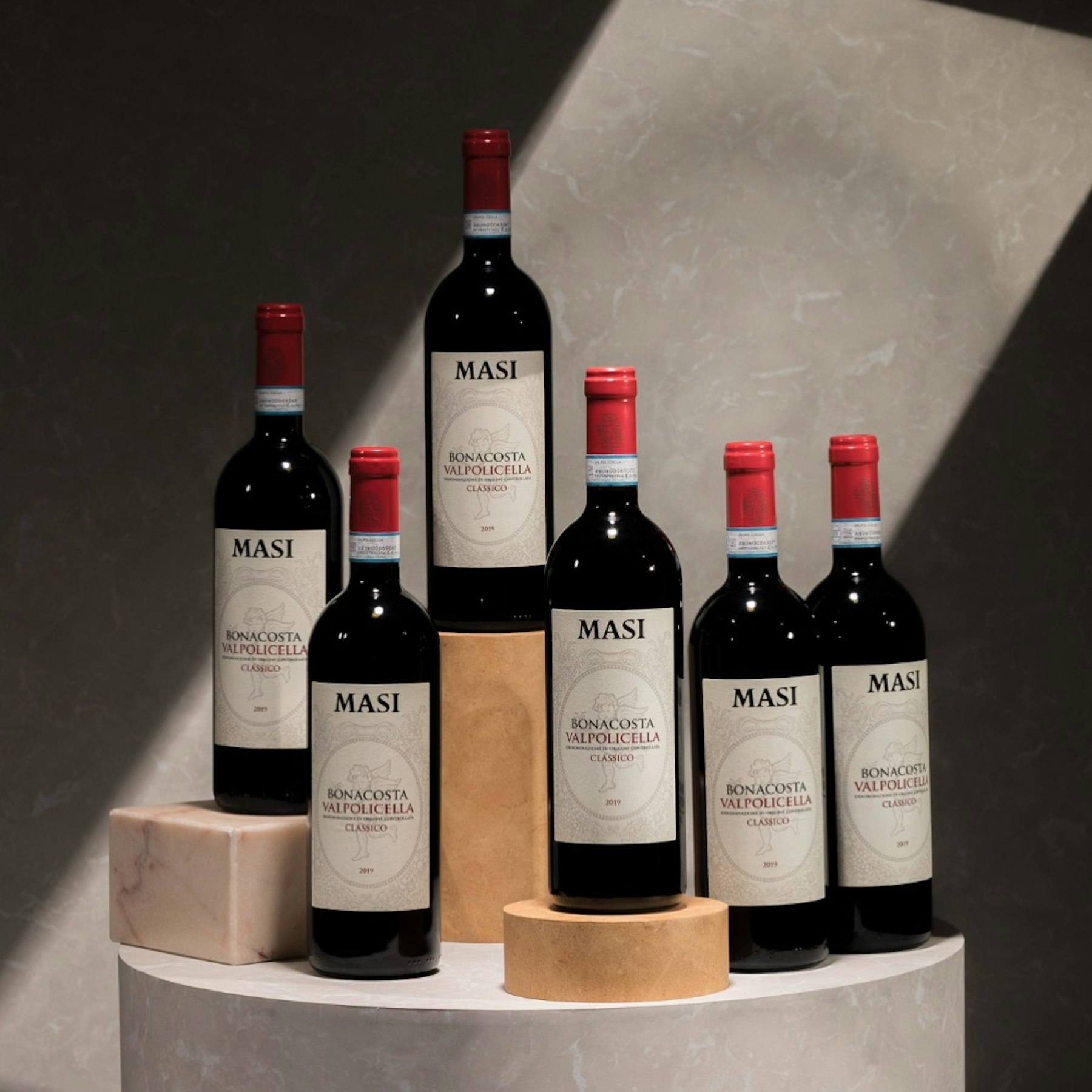  Elegante e fresco, è prodotto in Valpolicella classica da Corvina, Rondinella e molinara. Rappresenta un vino classico ma in chiave contemporanea. 