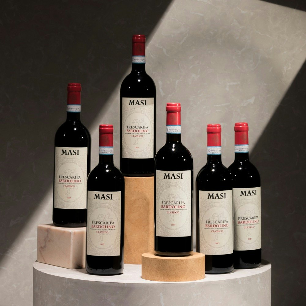 FRESCARIPA | Bardolino Classico DOC | BOX A "classic" of the Veronese tradition, interpreted in a modern key. Produced with Corvina, Rodinella and Molinara in the Bardolino Classico area. Light.