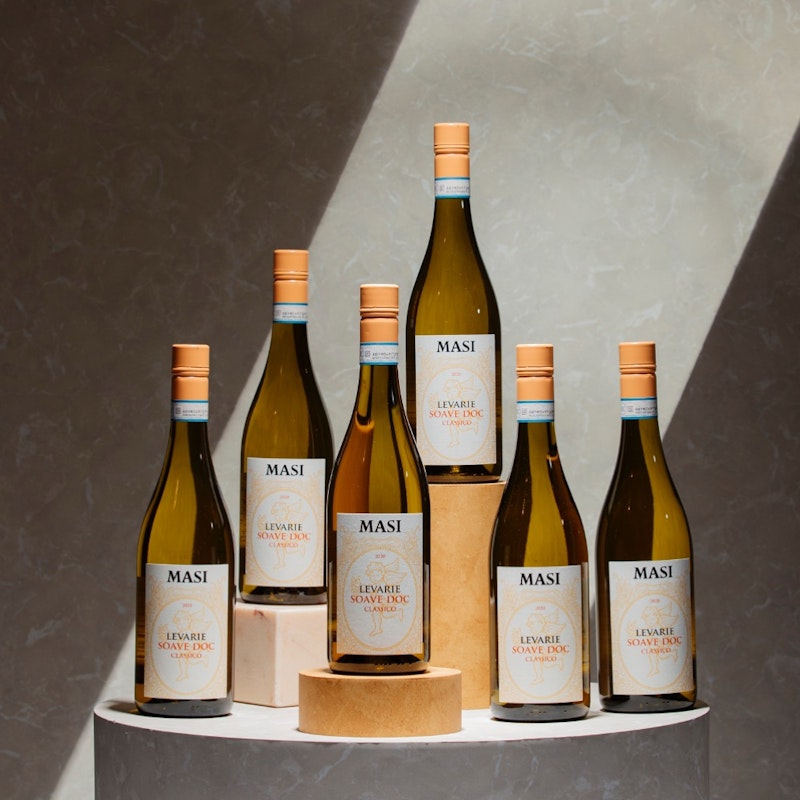  Un "classico" della tradizione veronese, intepretato in chiave moderna. Prodotto con uve Garganega e Trebbiano in zona classica Soave.